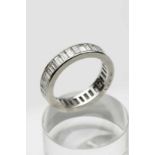 Cartier. Bague alliance en or gris .750, chemin de fer de 33 diamants baguettes. Cartier. Bague