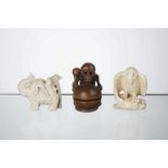 Trois Netsuke. - Netsuke représentant un éléphant sur lequel est perché un rat, signé sous la patte.