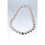 Collier de perles avec fermoir boule en or gris .750 et de multiples brillants. Collier de perles