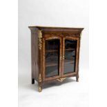 Petit meuble vitrine Louis XV estampillé Alfred Emanuel Beurdeley (1847-1919). Petit meuble