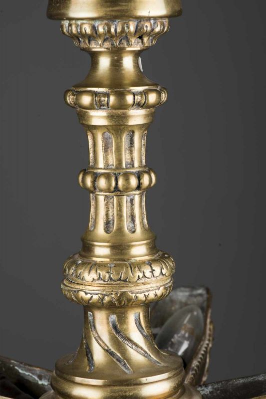 Lampe juive en bronze à 5 feux. Lampe juive en bronze à fût central à décor balustre ouvrant sur 5 - Image 5 of 6