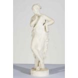 Sculpture en marbre blanc d'une jeune muse romaine tenant dans son bras gauche une couronne. Non