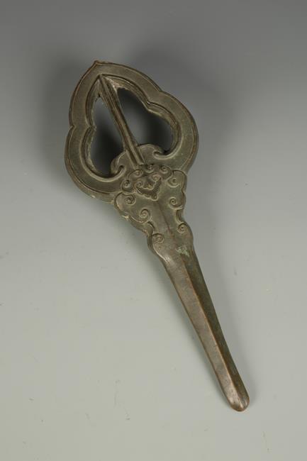 AN UNUSUAL HIMALAYAN OR JAVANESE RITUAL DAGGER with an open-work tri-lobed handle and tapering