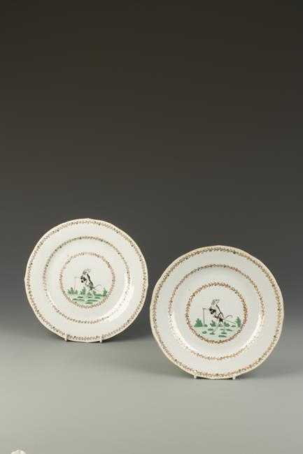 A RARE PAIR OF CHINESE EXPORT SATIRICAL PLATES, the centres showing anthropomorphic hounds with