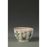 AN EARLY WORCESTER OCTAGONAL TEA BOWL painted in the Chinese famille verte style with flowers, vases