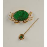 A CHINESE 14CT GOLD AND JADEITE BROOCH modelled as a crab, mid 20th century, pierced with a cash