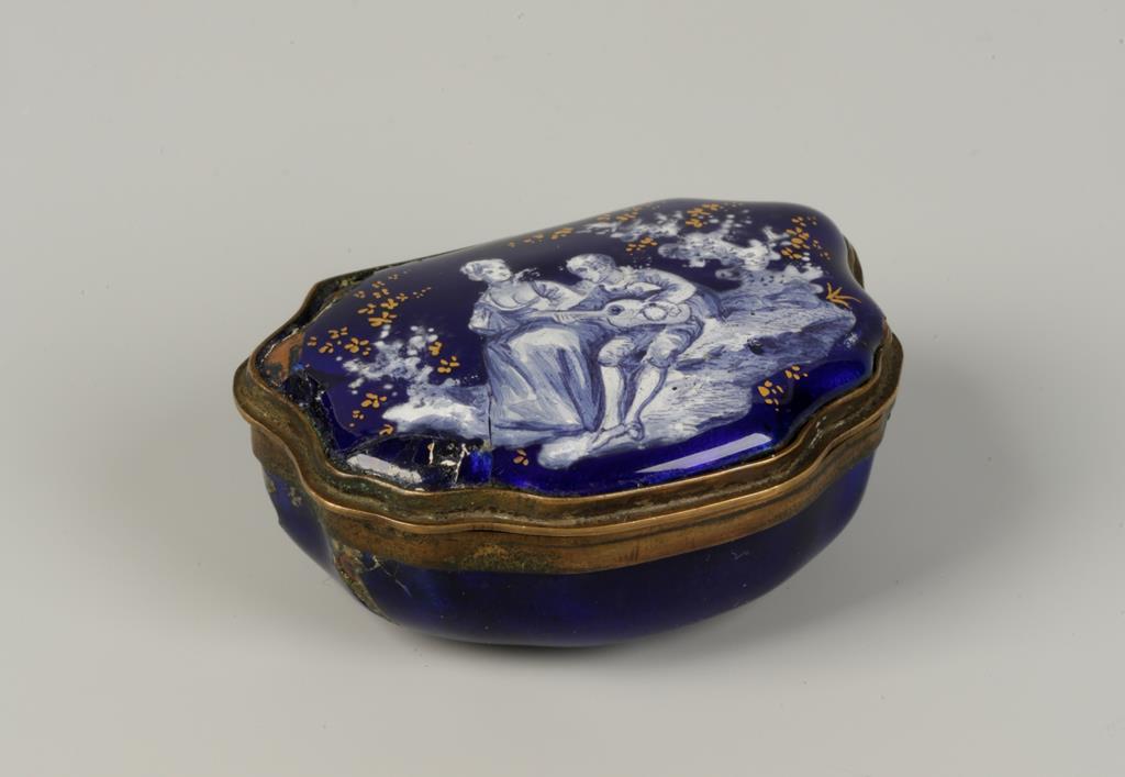 A STAFFORDSHIRE ENAMEL PATCH BOX, of cartouche form, enamelled in white with courting figures