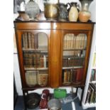 AN EDWARDIAN MAHOGANY AND SATINWOOD STRUNG CHINA CABINET with twin glazed doors