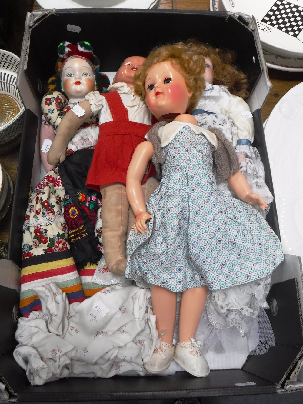 A COLLECTION OF VINTAGE DOLLS