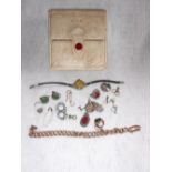 A SMALL QUANTITY OF JEWELLERY including a gold chain, vintage wristwatch and other items