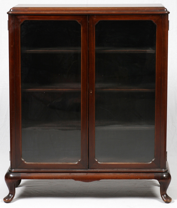 GRAND RAPIDS CHAIR CO., QUEEN ANN STYLE MAHOGANY BOOK CABINET, C1900, H 51", W 41", D 13"Having