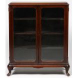 GRAND RAPIDS CHAIR CO., QUEEN ANN STYLE MAHOGANY BOOK CABINET, C1900, H 51", W 41", D 13"Having