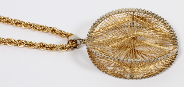 14KT ROPE TWIST NECKLACE & GOLD THREAD PENDANT, L 18", DIA 1 7/8"A 14kt yellow gold twisted rope - Image 2 of 2