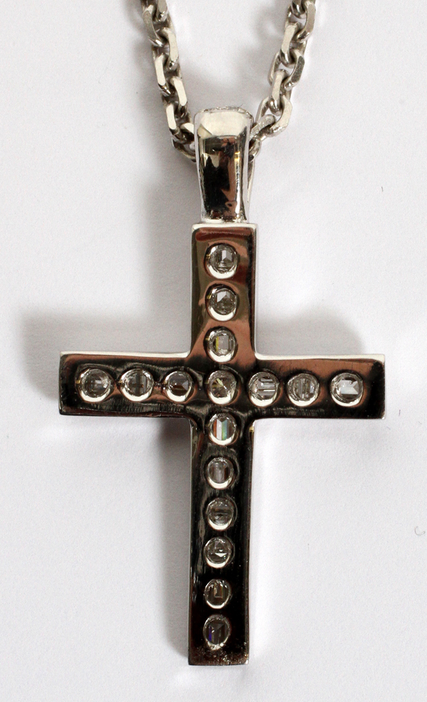 14KT WHITE GOLD AND 2.40CT DIAMOND CROSS NECKLACE, L 18"Having a 14 kt white gold cross pendant - Image 2 of 2
