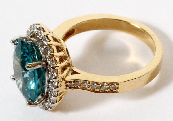 14KT YELLOW GOLD, 6.93CT NATURAL BLUE ZIRCON & 0.90CT DIAMOND RING, SIZE 70.90cts in diamonds - Image 2 of 3