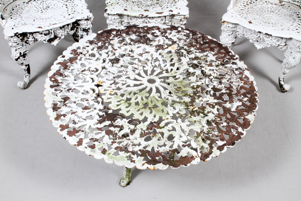 CAST IRON PATIO SET, 3 PCS,The set has a round coffee table, painted white, with pierced design - Image 2 of 3