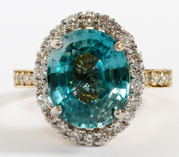 14KT YELLOW GOLD, 6.93CT NATURAL BLUE ZIRCON & 0.90CT DIAMOND RING, SIZE 70.90cts in diamonds