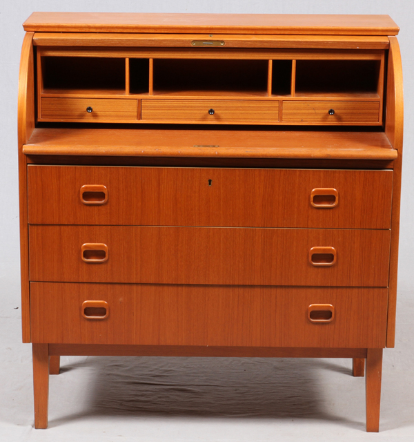 CHERRY ROLL-TOP DESK, H 37", W 64", D 18"With five pigeon holes above three small drawers all