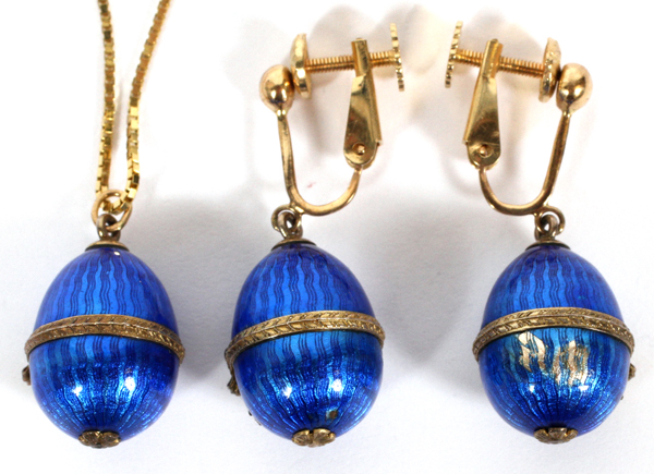 14KT YELLOW GOLD AND ENAMEL PENDANT AND EARRINGS, L 30"Egg formed pendant and drop earrings, L.1 1/ - Image 2 of 3