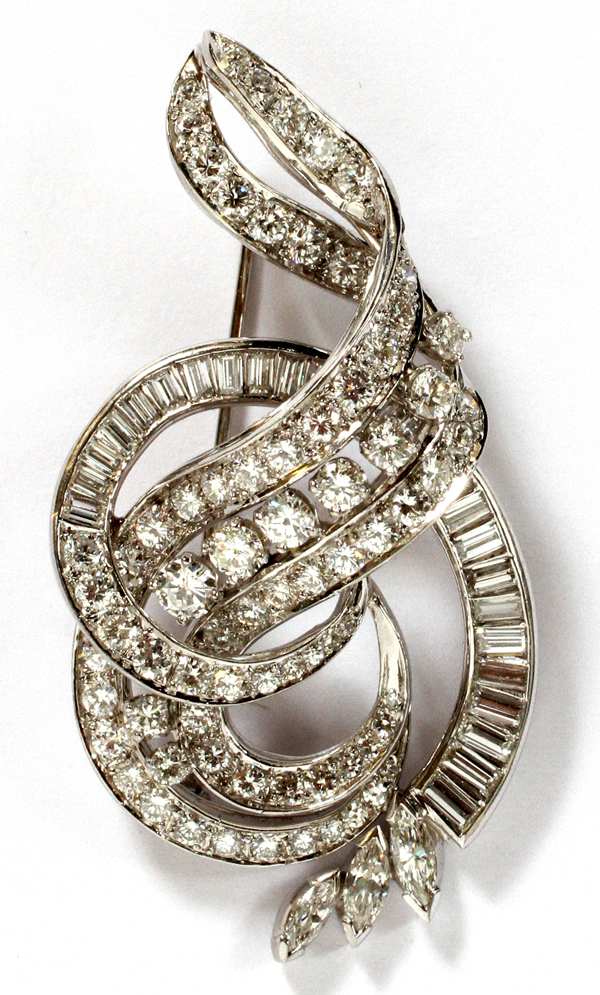 14 KT WHITE GOLD AND DIAMOND BROOCH, L 2"Having 25 baguettes and 80 round diamonds set in white - Image 2 of 3