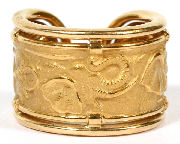 CARRERA Y CARRERA 18KT YELLOW GOLD 'ELEPHANTS' RING, SIZE 7-8Elephant heads in relief. Stamped along