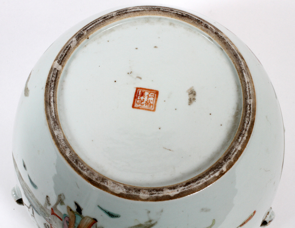 CHINESE PORCELAIN HAND PAINTED COVERED POT, H 8", DIA 8 1/2"Hand painted emperor and servants. Small - Image 2 of 2