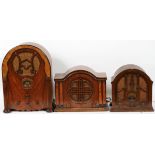 VINTAGE MAHOGANY & WALNUT TABLETOP RADIOS, C. 1925, THREE, H 12"-20", INCLUDING RCA VICTOR &