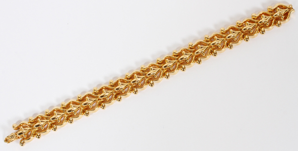 18KT YELLOW GOLD LINK BRACELET, L 8"An 18kt yellow gold foliate linked bracelet. Approximately 42.