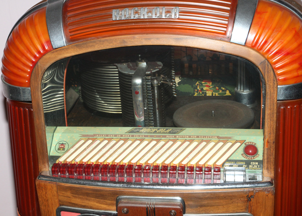 RMC ROCK-OLA JUKEBOX, C.1945, H 58", W 31", D 25"Molded plastic and mahogany case with push - Bild 3 aus 4