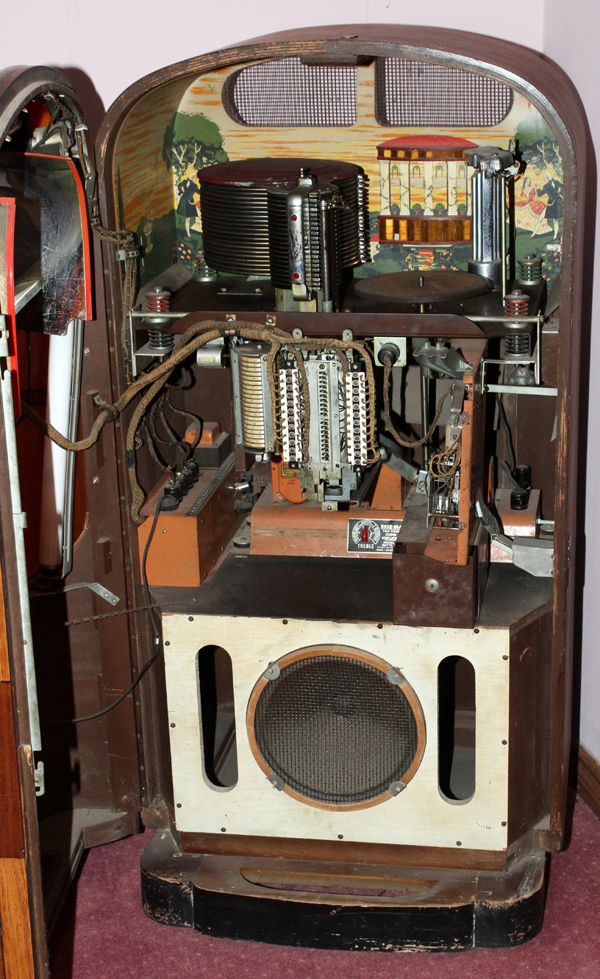 RMC ROCK-OLA JUKEBOX, C.1945, H 58", W 31", D 25"Molded plastic and mahogany case with push - Bild 2 aus 4