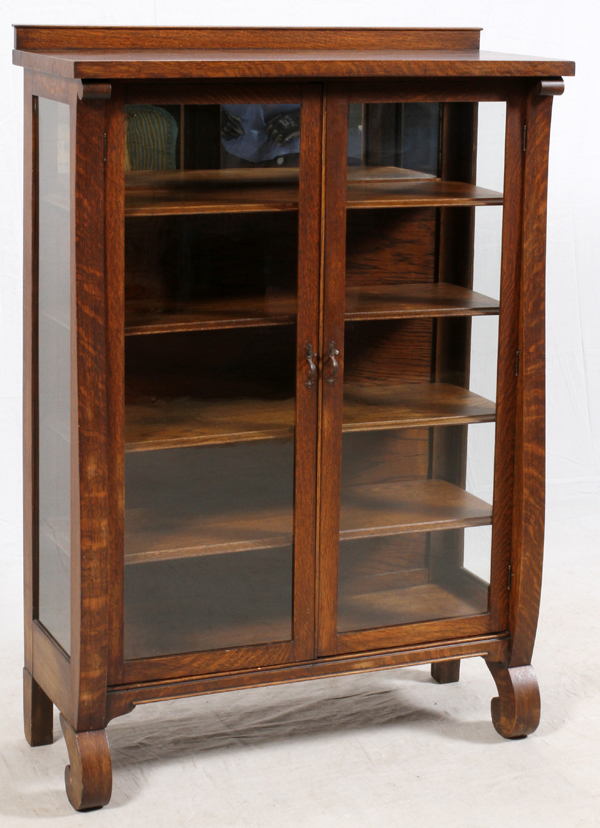 TWO DOOR GLASS AND OAK CHINA CABINET, H 57", L 39", D 15"Having four fitted wood shelves scroll - Bild 2 aus 2