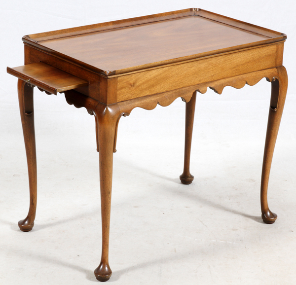 KITTINGER QUEEN ANNE STYLE MAHOGANY TEA TABLE, H 27", W 18", D 29"Curved corners, low rail about - Bild 2 aus 3