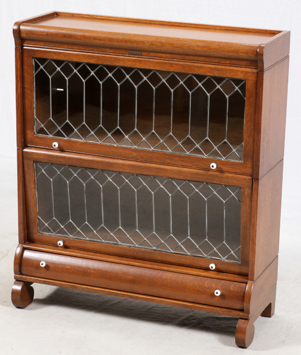 TWO SECTION LEADED GLASS BARRISTER BOOKCASE, H 39", L 33.5", D 13.5"Having leaded glass framed - Bild 2 aus 2