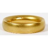 18KT BRUSHED YELLOW GOLD BAND, 6.25Having a brushed gold finish. Weighs 9.4 grams.In good condition.