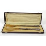 950 grade silver and horn salad servers, housed in a fitted case, 28.5cm long