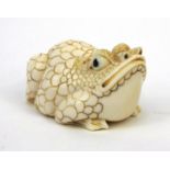 Oriental netsuke of a frog, signature to the base, 3cm tall