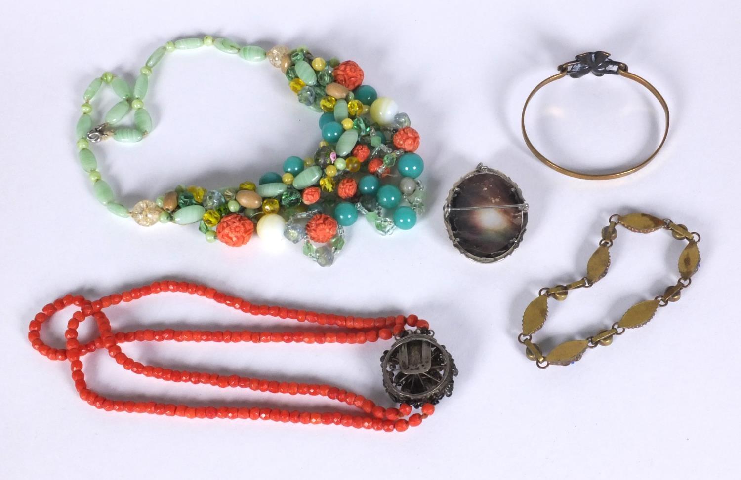 Assorted jewellery comprising micromosaic bracelet, coral necklace, polished stone necklace, gilt - Image 7 of 8