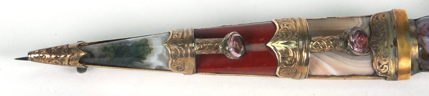 Scottish silver gilt dirk brooch set with hard stones including agate and pink stones, 9.5cm long, - Image 3 of 5