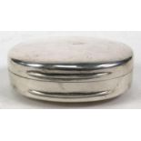 Asprey silver snuff box with hinged lid, London 1910, 8.5cm long