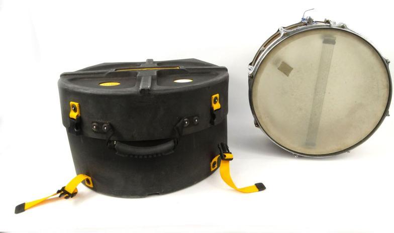 Vintage 14inch x 7inch glitter finish snare drum with a hard case (This lot was part of a Rye