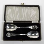 Pair of stylish silver salad servers housed in a fitted case, L.LTD Birmingham 1943, 21cm long