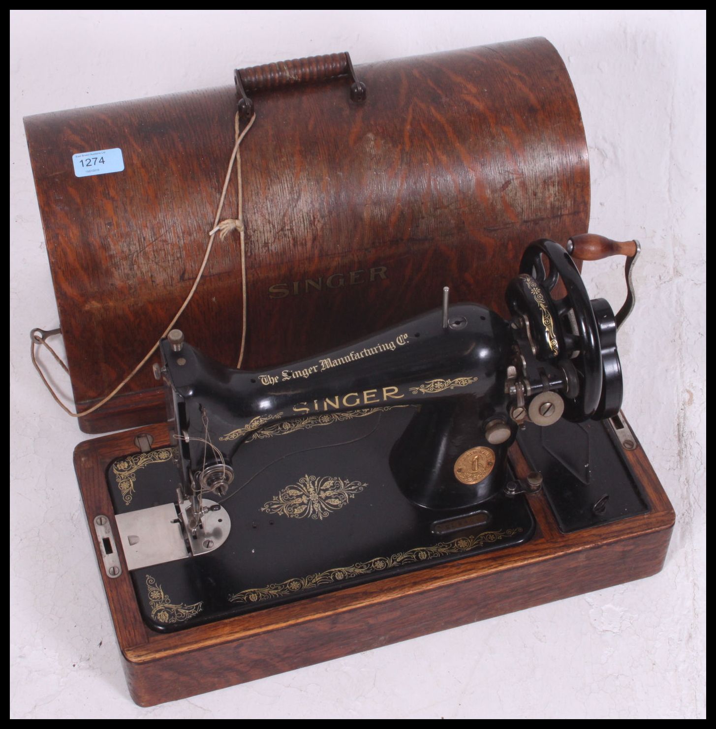 A vintage cased early 20th century Singer sewing machine with manual and accessories complete with - Image 2 of 3