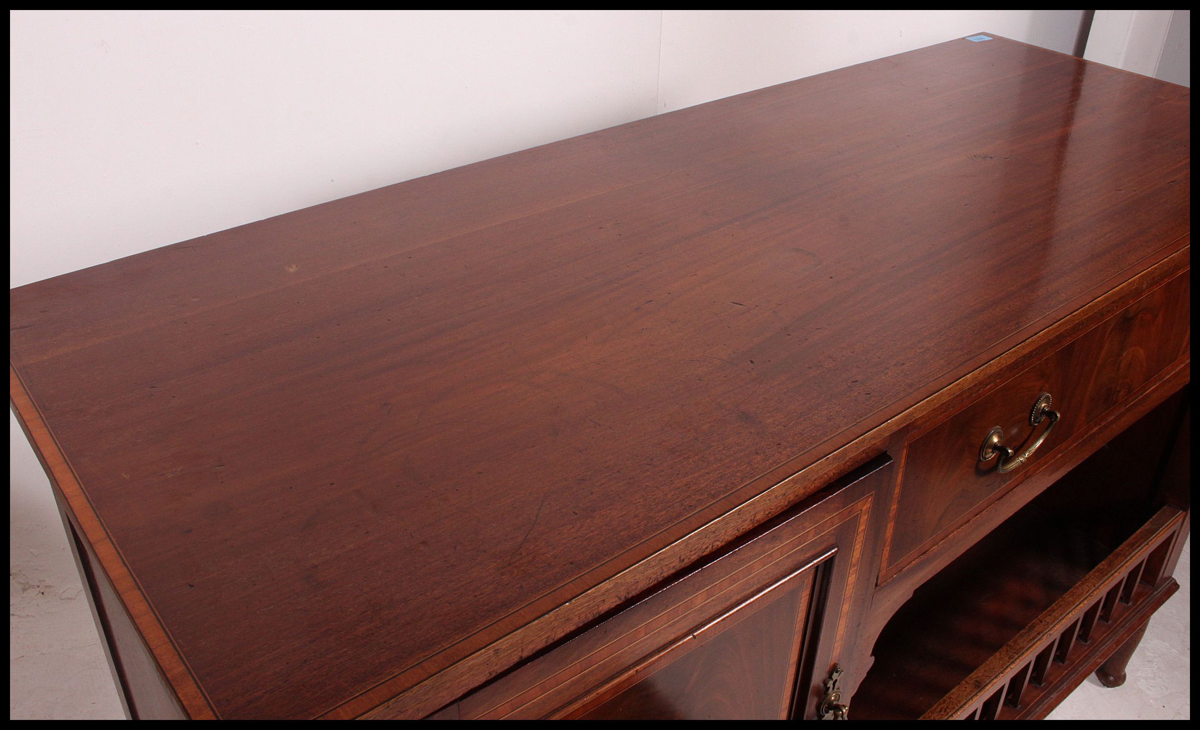 A good quality Edwardian mahogany inlaid sideboard dresser. - Image 5 of 5