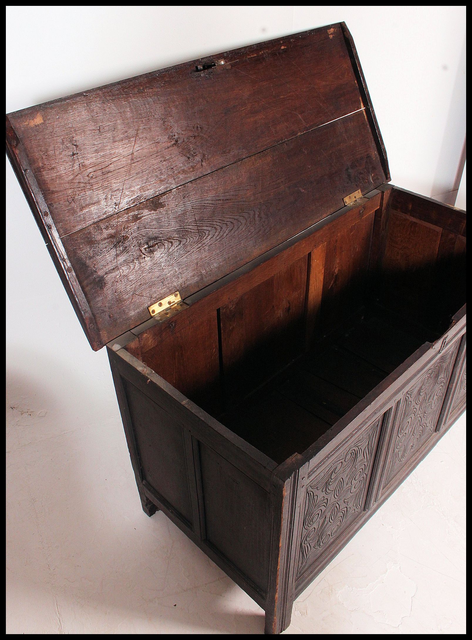 An early 19th century  large carved country oak coffer chest / blanket box. - Image 4 of 5