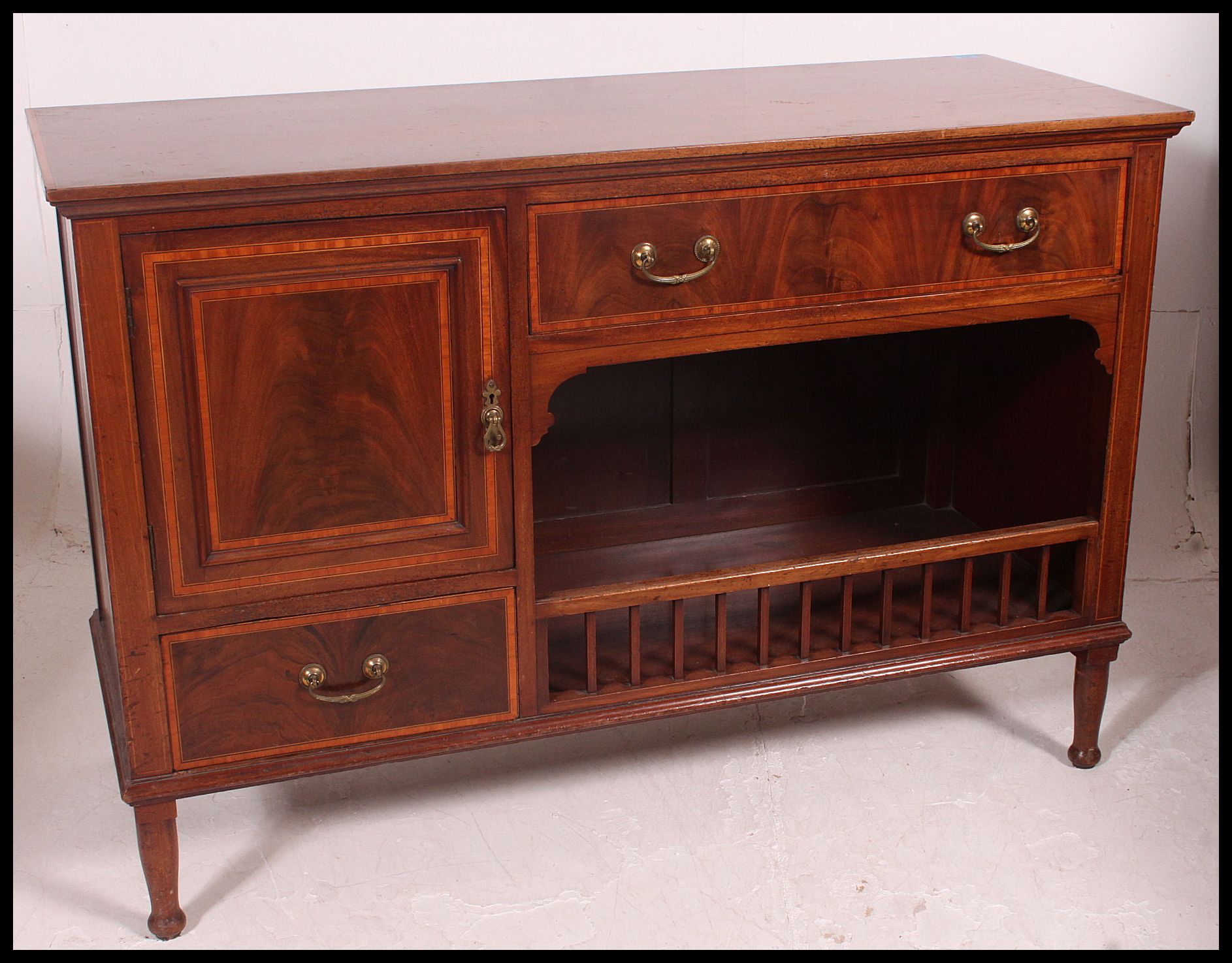 A good quality Edwardian mahogany inlaid sideboard dresser. - Image 2 of 5