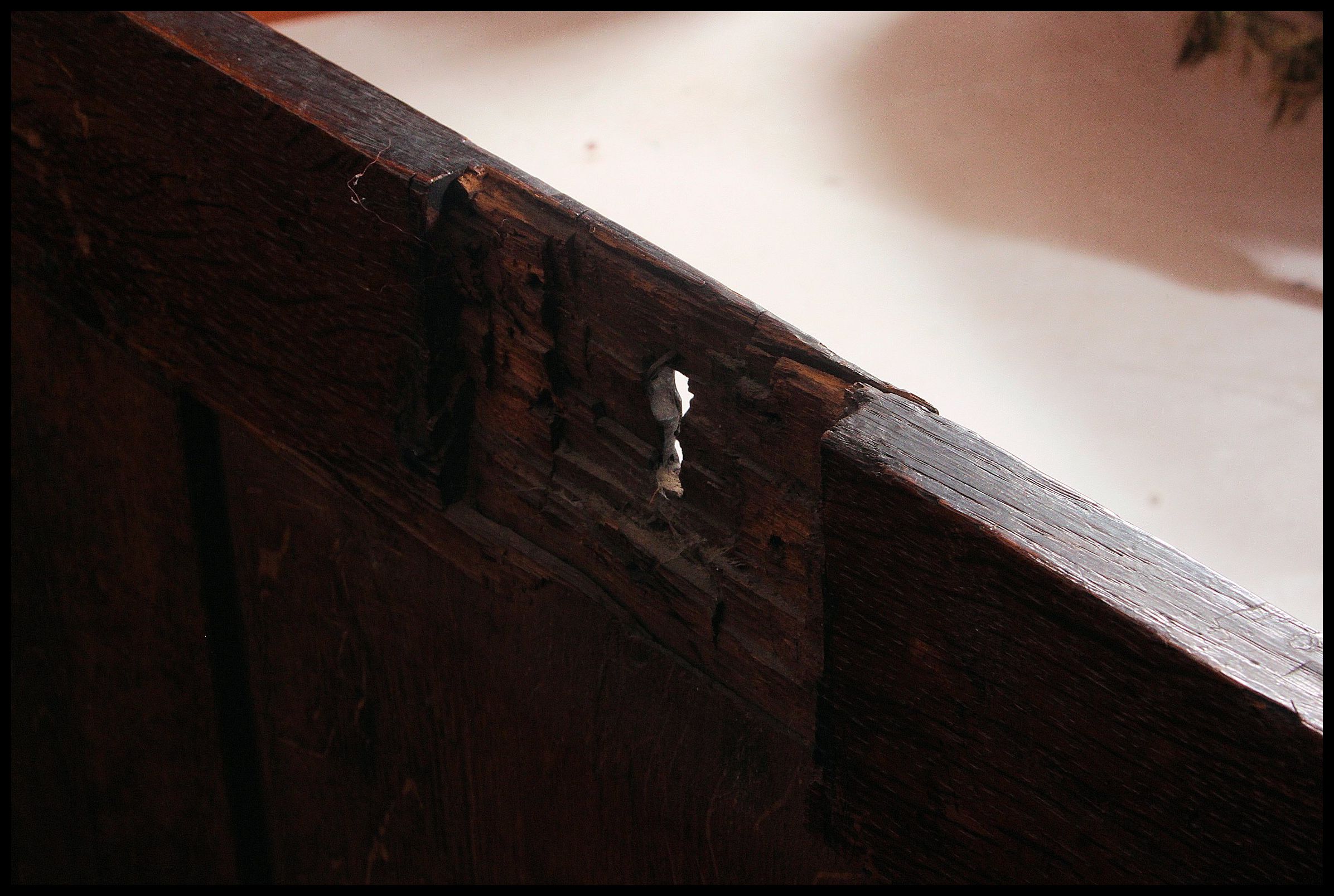 An early 19th century  large carved country oak coffer chest / blanket box. - Image 5 of 5