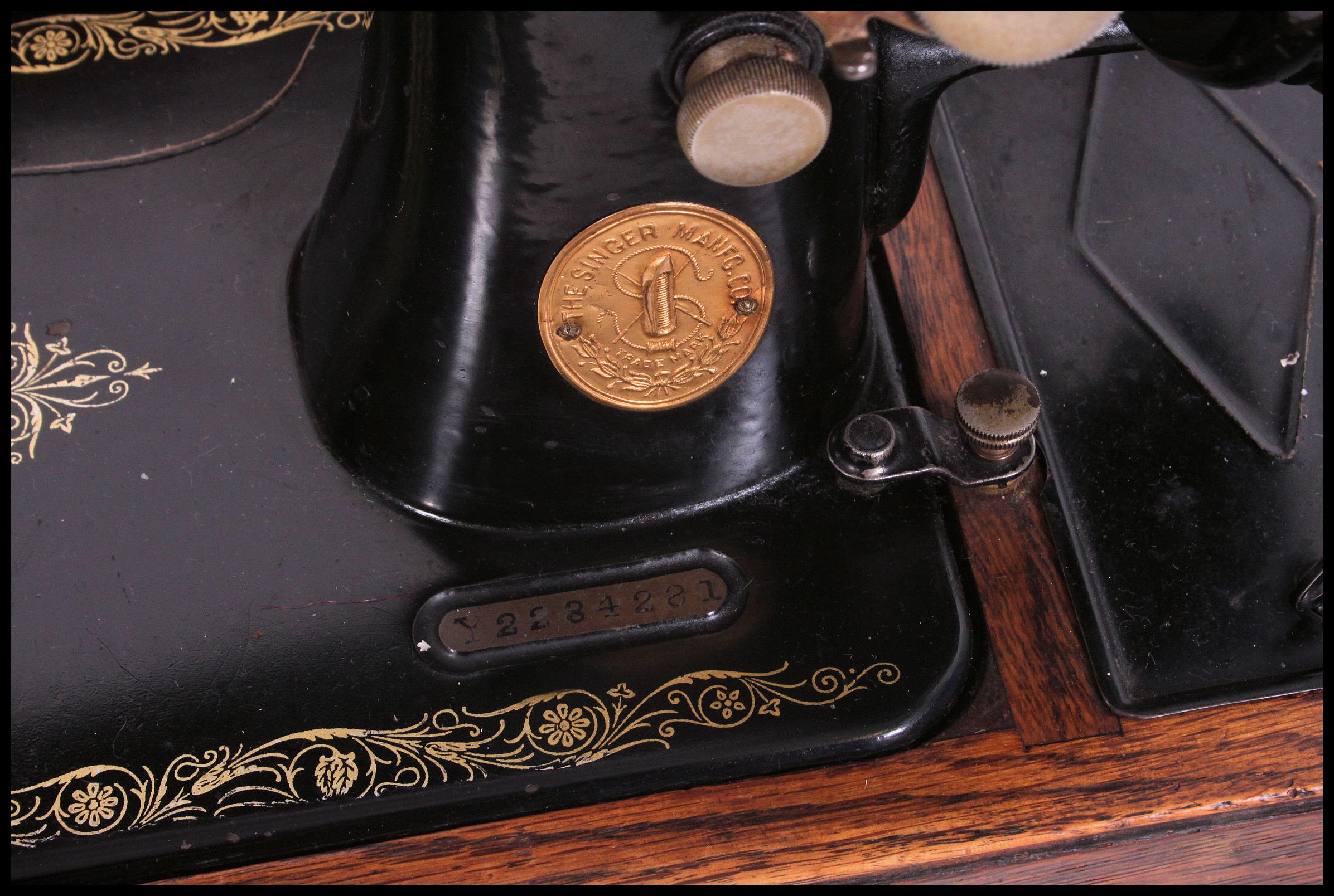 A vintage cased early 20th century Singer sewing machine with manual and accessories complete with - Image 3 of 3