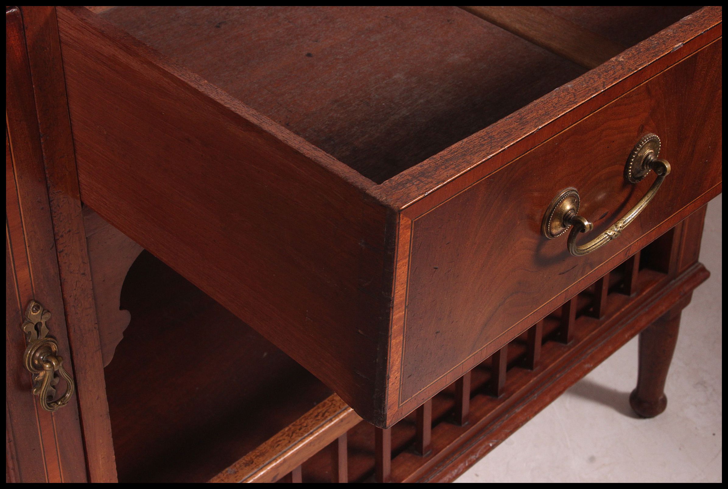 A good quality Edwardian mahogany inlaid sideboard dresser. - Image 3 of 5