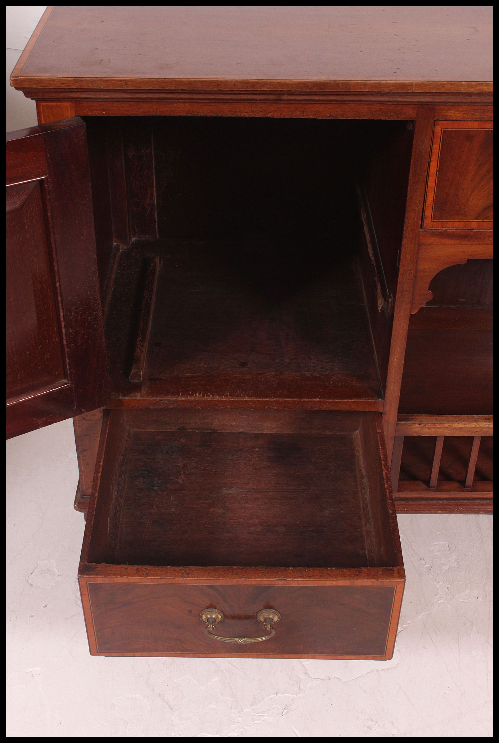 A good quality Edwardian mahogany inlaid sideboard dresser. - Image 4 of 5