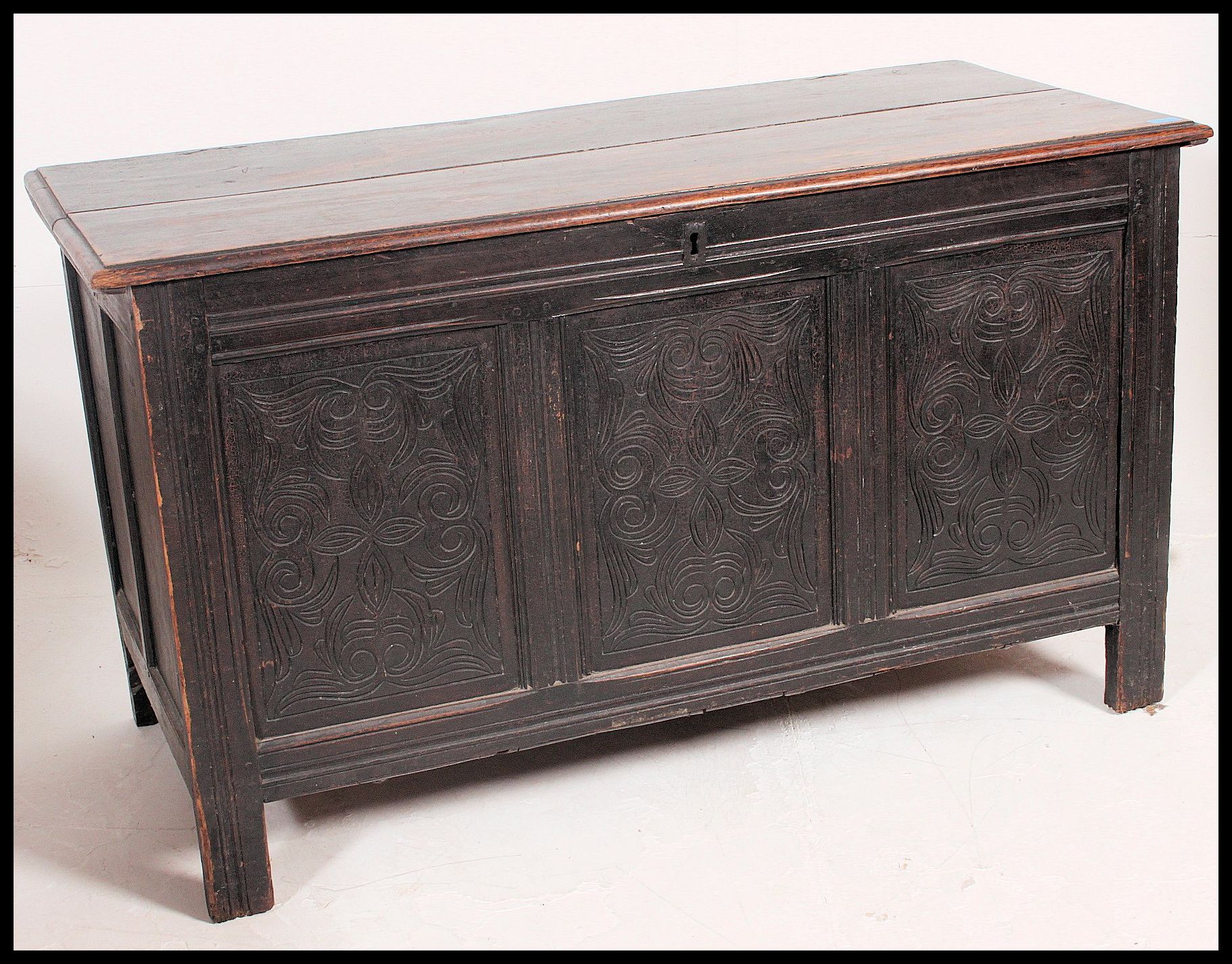 An early 19th century  large carved country oak coffer chest / blanket box. - Image 2 of 5